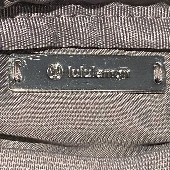 Lululemon Everywhere Belt Bag 1L in Chambray (Light Gray/Silver) W9CEYS EUC - Picture 10 of 12